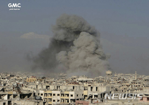 시리아 수도 외곽 반군 장악 지역 동구타에서 23일 시리아 정부군의 공습으로 거대한 검은 연기가 치솟고 있다. (출처: 뉴시스)