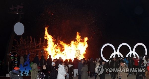 지난 2월 10일 오후 강원 강릉시 경포해변에서 열린 평창문화올림픽 행사의 하나인 ‘파이어 아트 페스타 2018’에서 설치 작품을 태우는 퍼포먼스가 열리고 있다. (출처: 연합뉴스)