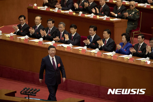 【자오줴현=신화/뉴시스】중국 시진핑 국가주석이 춘제 연휴를 앞두고 빈곤 지역을 시찰해 민생 행보를 보이고 있다. 11일 시 주석이 쓰촨성 자오줴현 훠푸촌에서 주민들에게 손을 흔들고 있다.