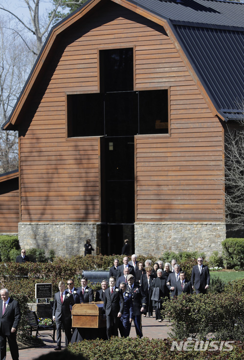 【샬럿=AP/뉴시스】 2일(현지시간) 미국 노스캐롤라이나 주 샬럿에 위치한 빌리 그레이엄 도서관에서 빌리 그레이엄 목사의 장례식이 거행되고 있다. 2018.3.3. (출처: 뉴시스)