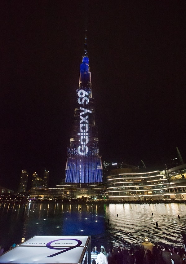 삼성전자가 아랍에미리트 두바이에 있는 빌딩 부르즈 칼리파에 마련한 초대형 ‘갤럭시 S9·갤럭시S9+’ 출시 광고 모습 (제공: 삼성전자)