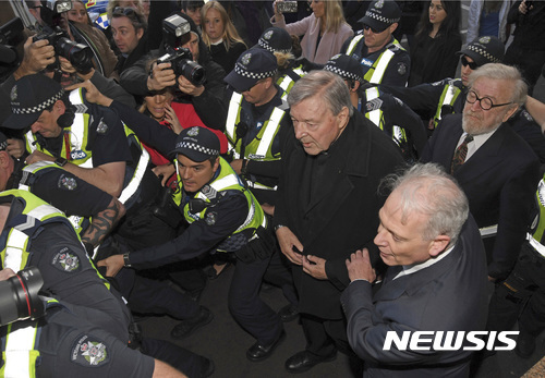 성범죄 혐의로 기소된 조지 펠 호주 추기경이 지난해 7월 26일 멜버른 법원에 처음으로 출석하기 위해 경찰에 둘러싸인채 걸어가고 있다. (출처: 뉴시스) 2017.07.26
