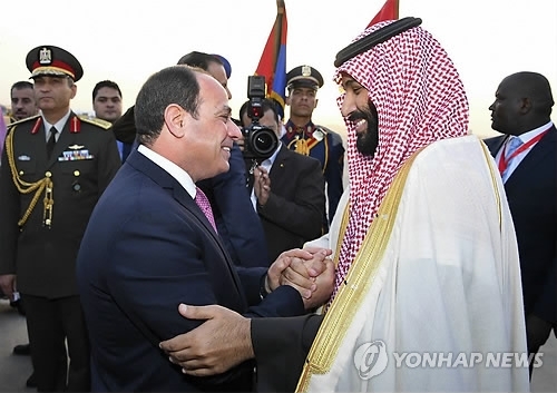 4일(현지시간) 이집트 수도 카이로에 도착한 무함마드 빈살만 사우디아라비아 왕세자(오른쪽)가 압델 파타 엘시시 이집트 대통령의 영접을 받고 있다. 무함마드 왕세자가 작년 6월 왕세자에 책봉된 뒤 공식적으로 해외순방에 나서기는 처음이다. (출처: 연합뉴스) 2018.3.4