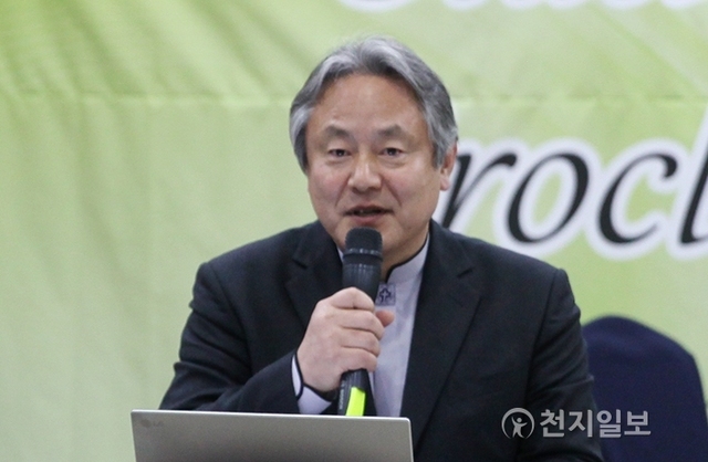 [천지일보=이지솔 기자] 한국기독교교회협의회(NCCK) 총무 이홍정 목사가 5일 오후 서울 동대문 라마다호텔에서 열린 ‘88선언 30주년 기념국제협의회’에서 ‘한반도 평화통일을 향한 에큐메니칼 여정’을 주제로 강연하고 있다. ⓒ천지일보(뉴스천지) 2018.3.5