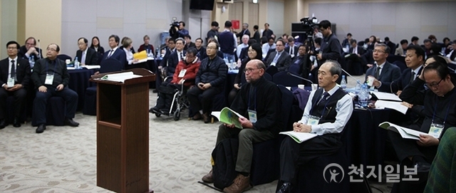 [천지일보=이지솔 기자] 한국기독교교회협의회(NCCK) 총무 이홍정 목사가 5일 오후 서울 동대문 라마다호텔에서 열린 ‘88선언 30주년 기념국제협의회’에서 ‘한반도 평화통일을 향한 에큐메니칼 여정’을 주제로 강연하고 있다. ⓒ천지일보(뉴스천지) 2018.3.5