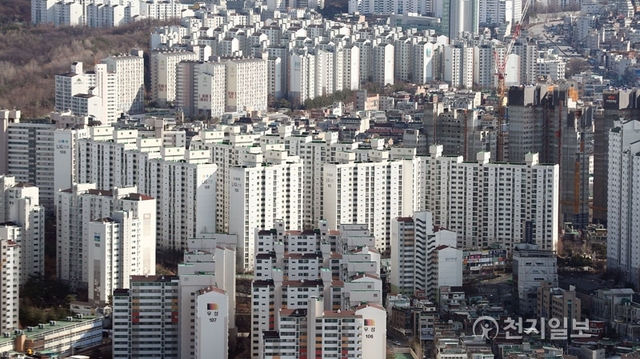 [천지일보=박완희 기자] 최근 서울 아파트의 전세물건이 쌓이고 가격도 약세를 보이면서 ‘매매가 대비 전세가 비율(전세가율)’이 2년 8개월여 만에 최저치로 떨어졌다. 지난 5일 KB국민은행이 발표한 2월 주택통계에 따르면 서울 아파트 전세가율은 평균 68.5%를 기록했다. 이는 2015년 5월 68.8%를 기록한 이래 최저 수준이다. 계속 오르는 매매가격 대비 전셋값은 안정세를 보여 전세가율이 낮아지는 것으로 전문가들은 보고 있다. 사진은 6일 서울 서초구 일대 아파트의 모습. ⓒ천지일보(뉴스천지) 2018.3.6