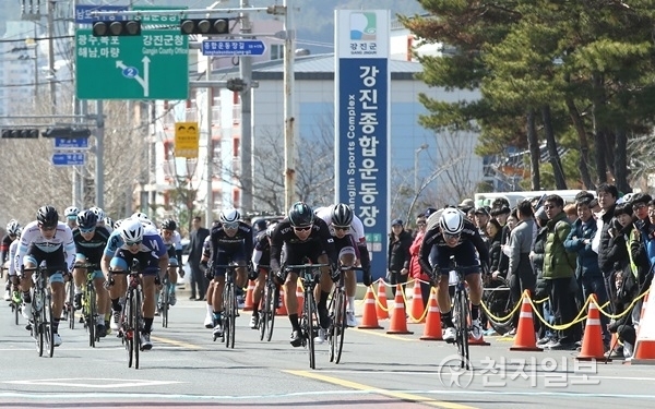 강진군 일대에서 열리고 있는 전국도로사이클대회에 참가한 선수들. (제공: 강진군) ⓒ천지일보(뉴스천지) 2018.3.6