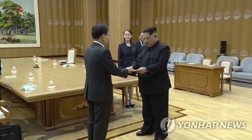 북한 조선중앙TV는 6일 오후 김정은 노동당 위원장이 전날 문재인 대통령의 대북특별사절대표단과 면담·만찬한 약 10분 분량의 영상을 공개했다. (출처: 연합뉴스)