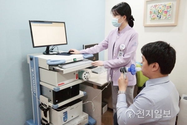 호흡기내과에서 폐기능검사를 진행하고 있는 모습. (제공: 좋은문화병원) ⓒ천지일보(뉴스천지) 2018.3.7