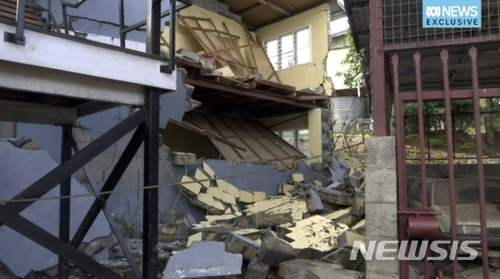 【멘디=AP/뉴시스】파푸아뉴기니에서 7일 또 다시 발생한 규모 6.7의 강진으로 숨진 사망자가 최소 55명으로 늘면서 대규모 피해가 우려되고 있다. 지난 2월28일 멘디에서 규모 7.5의 강진으로 무너진 건물의 모습.