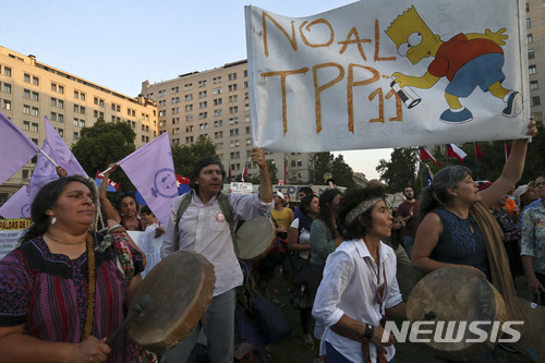 【산티아고=AP/뉴시스】칠레 산티아고에서 7일(현지시간) 한 남성이 환태평양경제동반자협정(TPP) 반대 시위를 벌이고 있다. 미국이 탈퇴한 TPP 11개국은 8일 산티아고에서 조인식을 갖는다. 2018.3.08