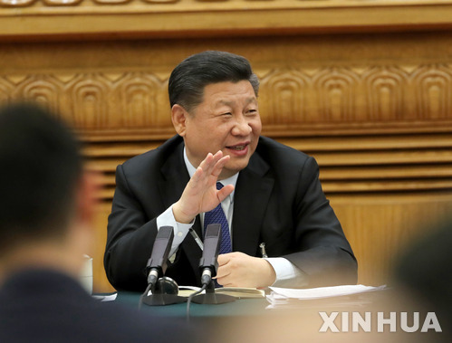 8일 시진핑 중국 국가주석이 베이징에서 열린 제13차 전국인민대표대회 광둥 대표단 개헌안 심의 회의에 참석해 발언하고 있다. 시 주석인 이 자리에서 자신의 장기집권을 가능케하는 개헌안에 대해 “완전히 찬성한다”고 밝혔다.