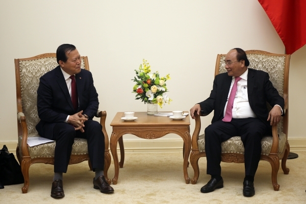 황각규 롯데 부회장(사진 왼쪽)은 베트남 하노이에서 응웬쑤언푹 베트남 총리를 만나 롯데의 베트남 현지 사업에 대해 설명하고 투자 및 협력방안을 논의했다. (제공: 롯데)