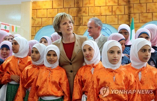2011년 레바논의 한 고아원을 방문한 메리 매컬리스(가운데) 전 아일랜드 대통령. (출처: 연합뉴스)