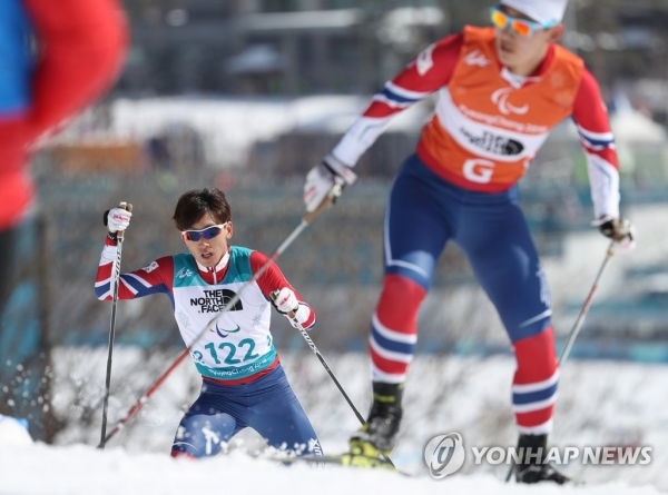 10일 오후 2018평창패럴림픽 바이애슬론 남자 7.5km 시각 장애에 출전한 한국 최보규 선수(왼쪽)가 가이드 러너 김우현의 도움을 받아 설원을 질주하고 있다. (출처: 연합뉴스)