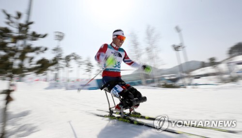 (평창=연합뉴스) 2018평창패럴림픽 바이애슬론에 출전한 한국 신의현이 10일 평창 바이애슬론 센터에서 열린 남자 7.5km 좌식경기에서 역주하고 있다.
