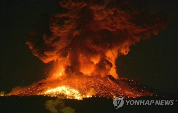 폭발적 분화가 계속되고 있는 일본 남부 규슈의 신모에다케에서 화산 활동이 격화되고 있다고 일본 기상청이 10일 밝혔다. (출처: 연합뉴스)