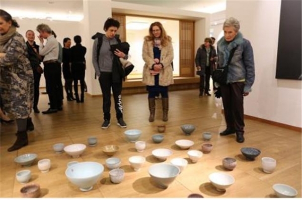 한-EU 수교 55주년 기념 전시 ‘이영재 도자전(Ceramics Exhibition, LEE Young Jae)’에서 관람객들이 도자기를 관람하고 있다. (제공: 주벨기에유럽연합 한국문화원) ⓒ천지일보(뉴스천지) 2018.3.10