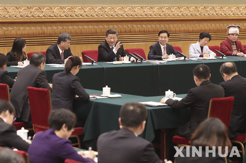 8일 시진핑 중국 국가주석이 베이징에서 열린 제13차 전국인민대표대회 광둥 대표단 개헌안 심의 회의에 참석해 발언하고 있다.