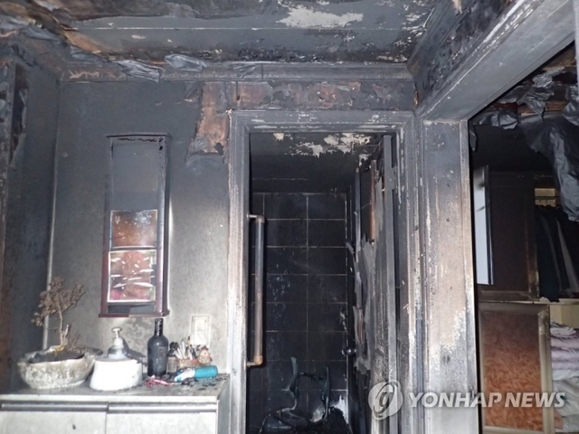 (광주=연합뉴스) 11일 오전 광주 북구 오치동 한 아파트 20층에서 불이 나 집주인 김모(72)씨가 욕실에서 숨진 채 발견됐다.불은 아파트 욕실 전체와 거실 일부를 태우고 신고 20여 분만에 진화됐다.
