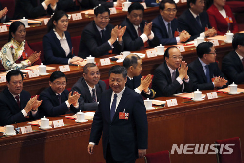 11일 베이징 인민대회당에서 제3차 전체회의가 열린 가운데 시진핑 중국 국가주석이 개헌안 투표 후 자리에 돌아오고 있다. (출처: 뉴시스)