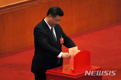 11일 오후 중국 베이징 인민대회당에서 열린 13기 전국인민대표대회(전인대) 전체회의에서 헌법 수정안 관련 표결이 진행되는 가운데 시진핑 국가주석이 투표하고 있다. 이날 국가주석 임기 제한을 폐지하는 헌법 수정안은 압도적인 표차로 통과됐다. (출처: 뉴시스)