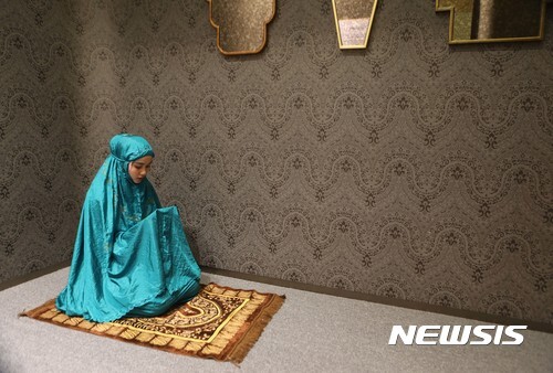 16일 서울 송파구 롯데백화점 잠실점 에비뉴엘에 문을 연 무슬림 기도실에서 미스무슬림 인도네시아가 기도하고 있다. (출처: 뉴시스)