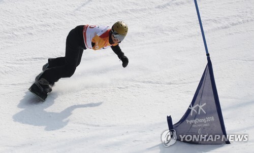 (정선=연합뉴스) 12일 오후 강원도 정선알파인스키장에서 열린 2018 평창동계패럴림픽 남자 스노보드 크로스 예선에서 박수혁이 질주하고 있다.