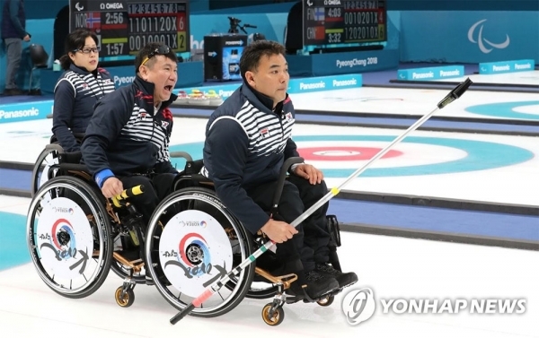 12일 오전 강릉컬링센터에서 열린 2018 평창패럴림픽 휠체어컬링 한국과 캐나다전에서 한국대표팀이 투구방향을 바라보고 있다. (출처: 연합뉴스)