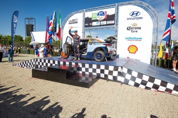 현대자동차가 지난 11일(현지시간) 2018 월드랠리챔피언십 멕시코 랠리에서 제조사 1위, 개인선수 2위에 오르는 쾌거를 달성한 가운데 2위를 차지한 다니 소르도(Dani Sordo) 선수가 시상대에서 손을 흔들고 있다. (제공: 현대자동차)