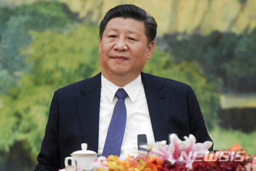 【베이징=AP/뉴시스】시진핑(習近平) 중국 국가 주석(가운데)이 12일 베이징을 방문한 정의용 청와대 국가안보실장를 만나고 있다.