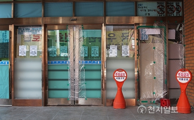 지난 8일 용역업체 50여명이 서울교회 출입문 유리창을 부수고 들어와 신도들과 충돌했다. 12일 서울교회 출입문에 깨진 유리들이 그대로 방치돼 있었다. ⓒ천지일보(뉴스천지) 2018.3.12