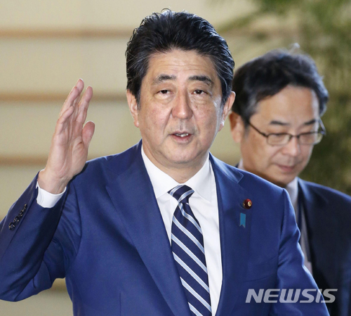 아베 신조 일본 총리가 12일 사학스캔들 관련 문서조작 파문에 대해 대국민 사과를 했다. 사진은 이날 오전 총리관저에 도착하는 아베 총리 모습 (출처: 연합뉴스)