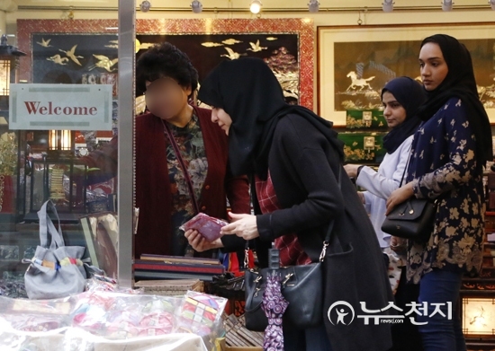 중국 정부가 사드(고고도미사일방어체계) 보복으로 한국관광 제재조치한 지 한 달이 지난 가운데 17일 서울 종로구 인사동 거리 한 상점에서 히잡을 쓴 관광객이 상품을 고르고 있다. ⓒ천지일보(뉴스천지)