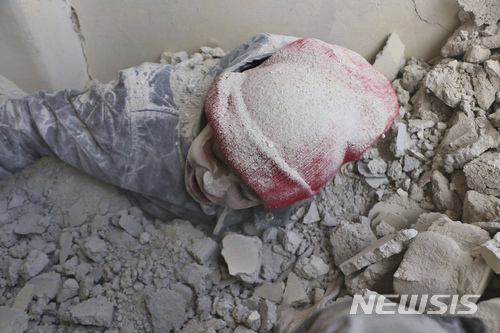 지난달 시리아 다마스쿠스 외곽에서 정부군 공습으로 무너진 건물 잔해 속에 어린이가 파묻혀 있다. (출처: 뉴시스)
