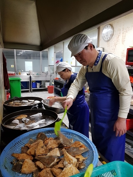 14일 오전 대저동에 있는 서부산 산업유통단지 내에 있는 구내식당을 방문한 정 후보가 생선을 굽고 있다. (제공: 정경진 선거사무실) ⓒ천지일보(뉴스천지) 2018.3.14