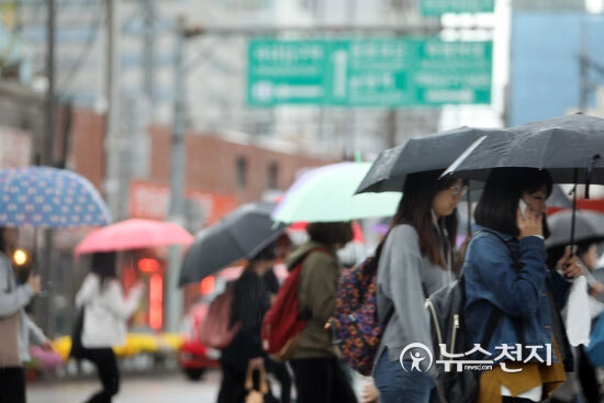우산을 쓴 시민들 ⓒ천지일보(뉴스천지) 2018.3.15