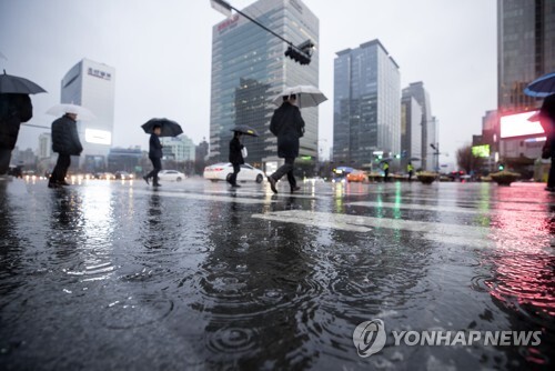 (서울=연합뉴스) 봄비가 내리는 15일 오전 서울 세종로사거리에서 시민들이 우산을 쓰고 길을 걷고 있다.