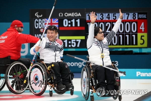 15일 강릉컬링센터에서 열린 2018 평창동계패럴림픽 휠체어 컬링 예선 대한민국과 영국과의 경기에서 승리한 한국의 정승원(왼쪽)과 방민자가 기뻐하고 있다. (출처: 연합뉴스)