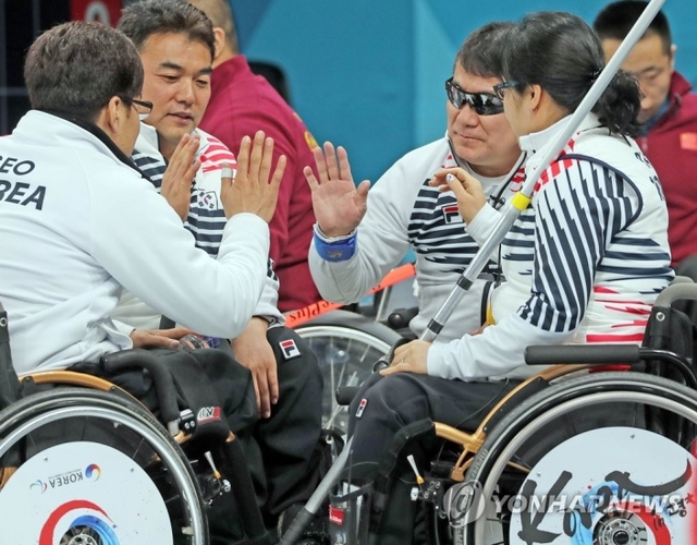 (강릉=연합뉴스) 15일 오후 강원 강릉컬링센터에서 열린 2018 평창동계패럴림픽 휠체어 컬링에서 대한민국 팀이 중국과 경기에 앞서 하이파이브를 하고 있다.