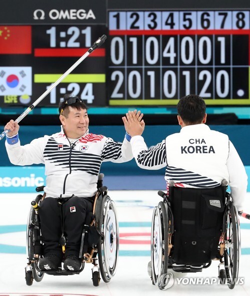 15일 오후 강원 강릉컬링센터에서 열린 2018 평창동계패럴림픽 휠체어 컬링 예선 11차전 대한민국과 중국의 경기에서 7대6으로 승리한 한국 선수들이 승리의 기쁨을 나누고 있다.(출처: 연합뉴스)