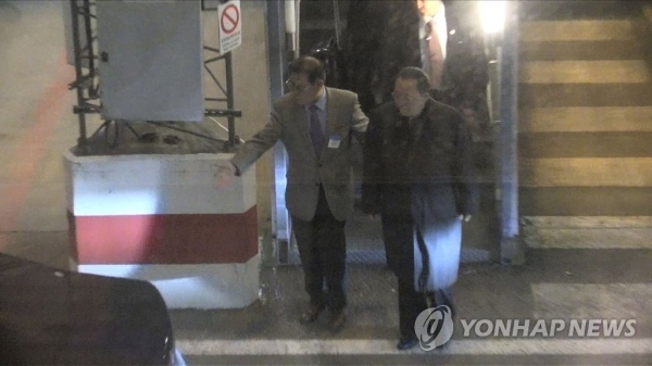 리용호 북한 외무상(오른쪽)이 15일(현지시간) 스웨덴 스톡홀름 공항에 도착하고 있다. (출처: 연합뉴스)