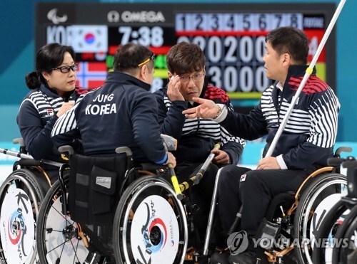 (강릉=연합뉴스) 16일 오후 강원도 강릉컬링센터에서 열린 2018 평창동계패럴림픽 휠체어컬링 4강전, 대한민국과 노르웨이 경기에서 한국 선수들이 의견을 나누고 있다.