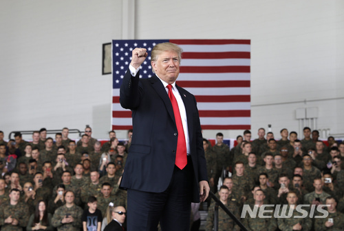 도널드 트럼프 미국 대통령이 13일(현지시간) 캘리포니아에 위치한 미라마 해병대 항공기지를 방문해 장병들에게 인사하고 있다. (출처: 뉴시스)