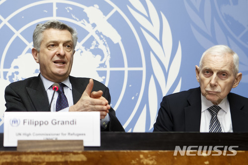 【제네바=AP/뉴시스】 유엔의 필리포 그란디 난민기구 대표(UNHCR)가 16일 제네바 유엔 유럽본부에서 윌리엄 스윙 유엔 국제이주기구(IMO) 사무총장과 함께 기자회견을 갖고 로힝야족 위기 대책을 설명하고 있다. 70만 명의 로힝야족이 미얀마에서 박해를 피해 방글라데시로 탈주, 난민촌에서 어렵게 살고 있다.