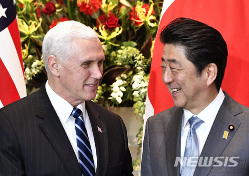 마이크 펜스 미국 부통령(왼쪽)과 아베 신조 일본 총리가 지난달 7일 도쿄의 일본 총리관저에서 만나 마주보며 웃고  있다. (출처: 뉴시스)