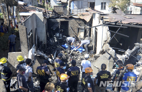 필리핀 북부 불라칸주 플라리델에서 17일 경비행기 1대가 추락하면서 가옥을 덮쳐 10명이 숨졌다. 사고 이후 구조 대원이 사고 현장에서 희생자 시신을 수습하고 있다. (출처: 뉴시스)