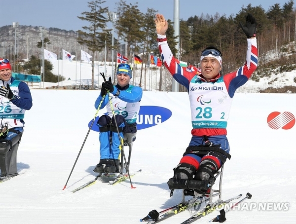 (평창=연합뉴스) 11일 강원도 평창 바이애슬론센터에서 열린 2018평창패럴림픽 크로스컨트리 남자 15km 좌식경기에서 한국 신의현이 동메달을 획득한 뒤 환호하고 있다.