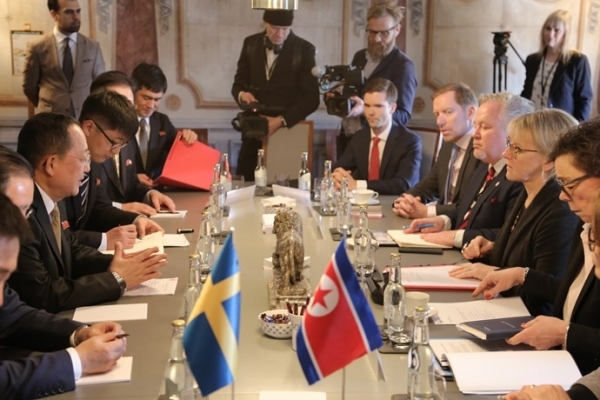 17일(현지시간) 스웨덴 외교부 청사 내에서 리용호 외무상이 이끄는 북한 대표단과 마르고트 발스트룀 외교장관이 이끄는 스웨덴 대표단이 회담을 진행하고 있다. (출처: 스웨덴 외교부)