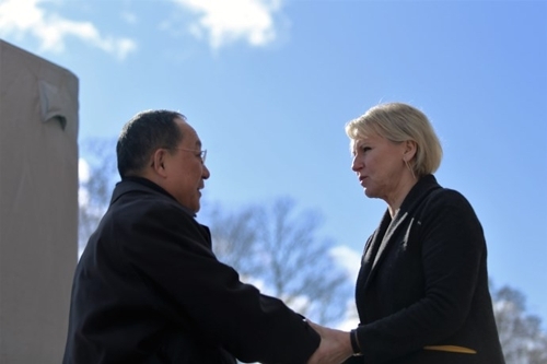 리용호 북한 외무상(왼쪽)과 마르고트 발스트룀 스웨덴 외교장관(오른쪽). (제공: 스웨덴 외교부)